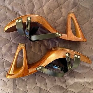 ITALIAN SHOEMAKERS brand sz 7 lacquered wood heels with black straps, STYLIN